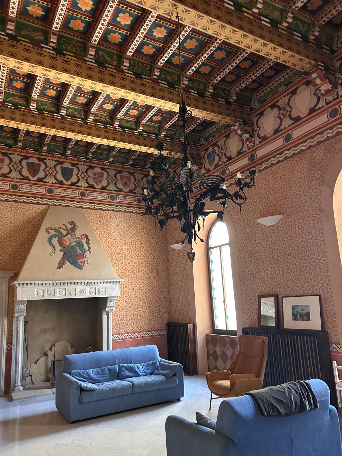 Monumentale zaal met beschilderd cassetteplafond, gekoeld met een airco zonder buitenunit